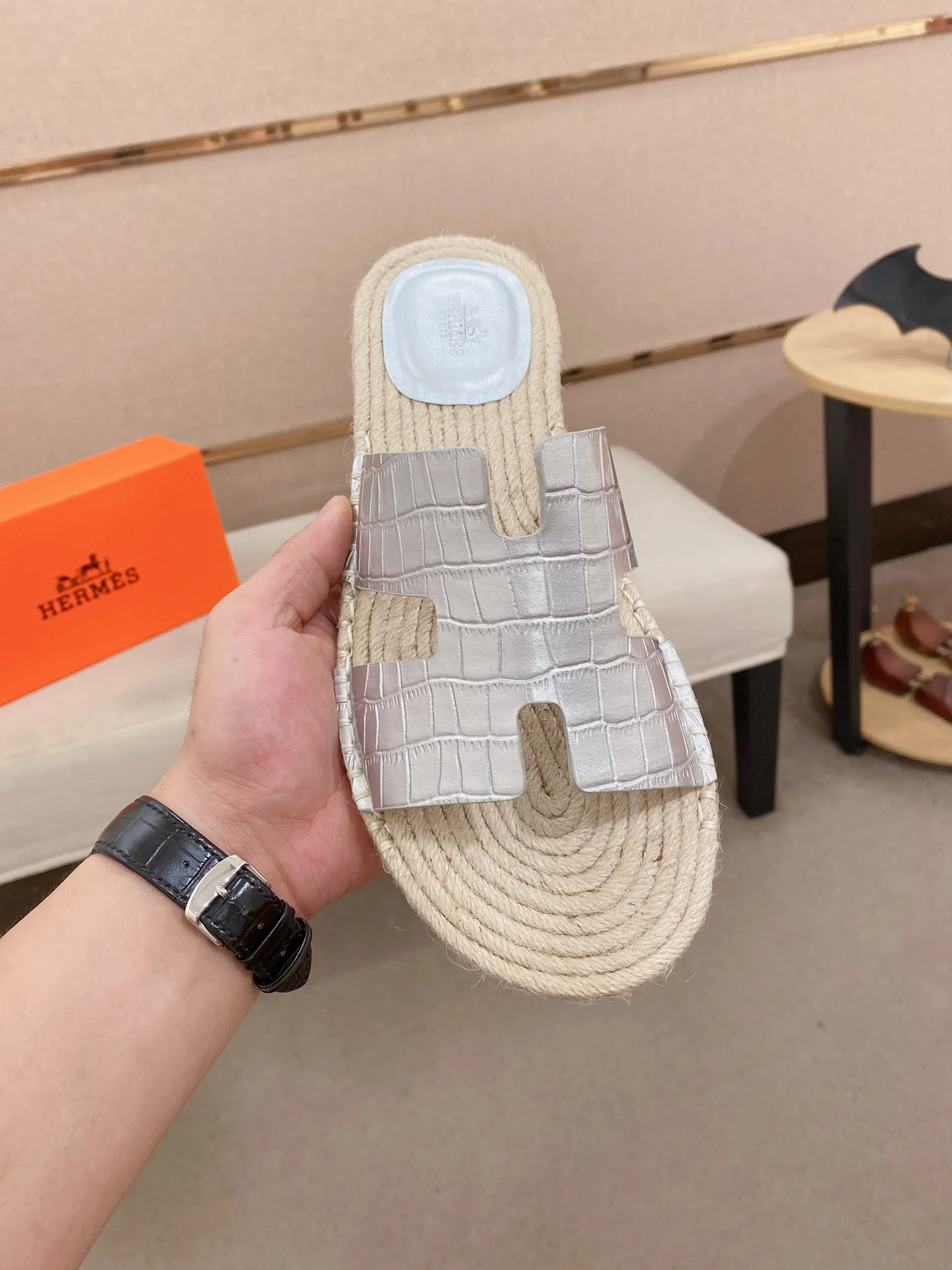 Factory price: 340💰high-end version. "HERMES" Hermès 💁♂️Men's casual slippers, compare the quality at the counter🧚🏿♂️ The upper is made of cowhide leather 🐊crocodile pattern workmanship, purely hand-drawn, raw rubber breathable and non-slip outsole, the inner is breathable and comfortable lambskin, the density is 100% comfortable, the original rubber outsole is wear-resistant and has a code number of 38-44. Can be customized 45-46-47💥🏆